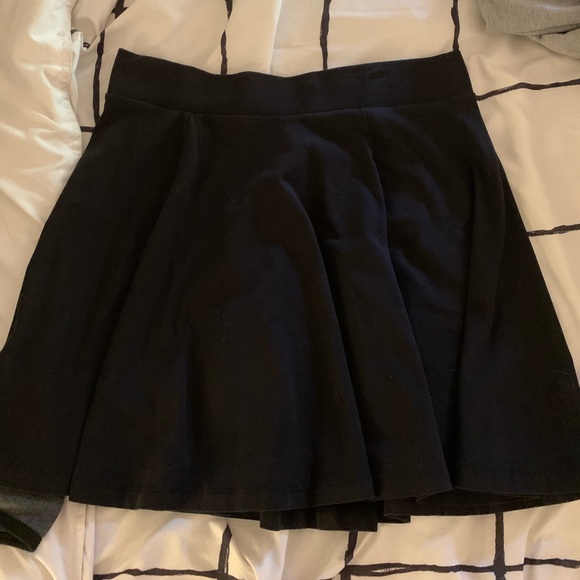 black short skirt - Picture 2 of 2